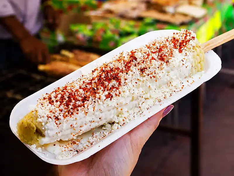 Elote en palo con chile y queso