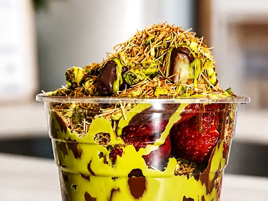 Fresas Dubai con pistache, chocolate y kataifi
