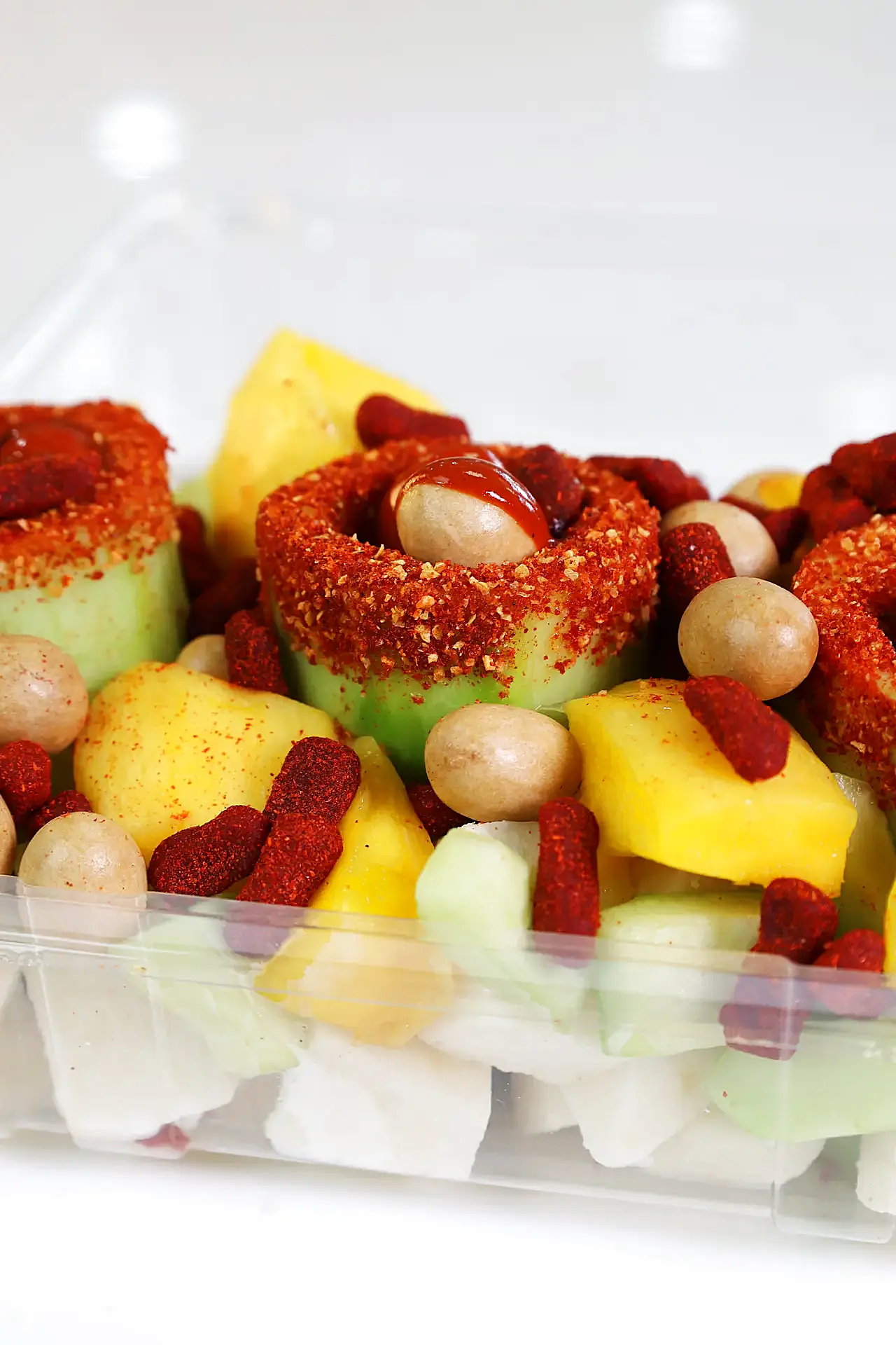 Vaso de fruta con chamoy y chile