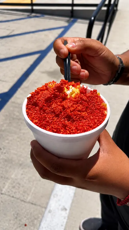 Esquite con hot cheetos